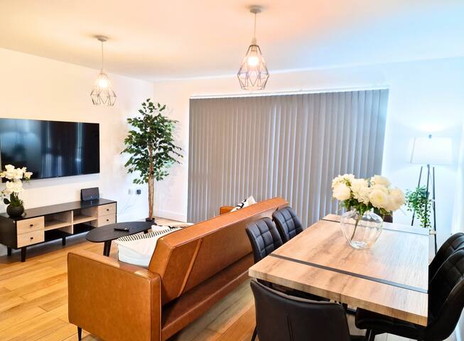 Manchester City Centre-3 Bedroom Flat By Bevolve gallery image 2