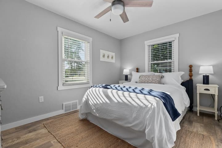 1 საძინებელში დგას საწოლი 152 × 203 სმ.