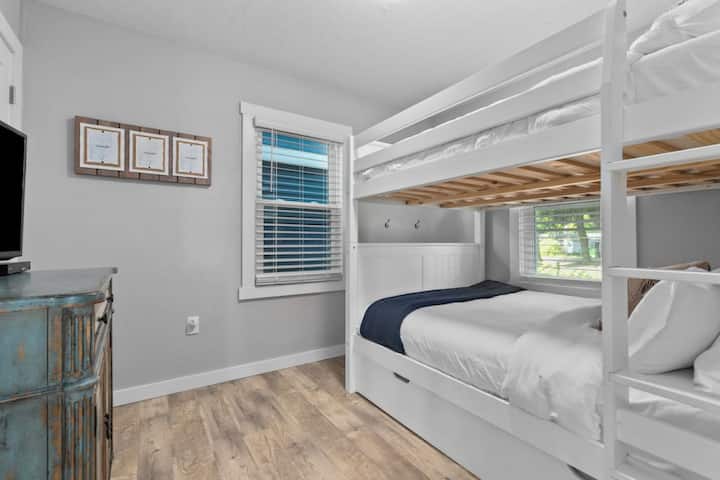 Მე ‑ 2 საძინებელში არის ორსართულიანი საწოლი (კომფორტულად იძინებს 1 ზედა და 2 ქვედა) და ორადგილიანი საწოლი (1 საძინებელი). Თეთრი ხმაურის აპარატი და ღამის განათება საძინებელში.  43" Roku tv.