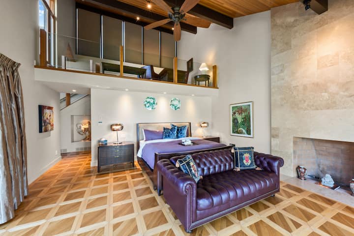 Isang marangyang matutuluyan! Nag-aalok ang master bedroom ng pambihirang ginhawa na may king‑size na higaan, eleganteng dekorasyon, at mga nakakamanghang tanawin ng lawa. Ito ang iyong santuwaryo para sa pahinga at pagrerelaks.