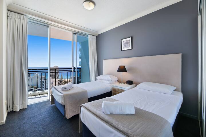 Druhá spálňa má dve samostatné postele a výhľad na oceán.