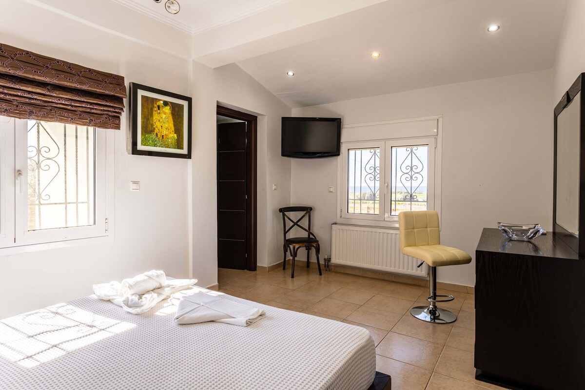 ห้องนอนสว่างและกว้างขวาง – เฟอร์นิเจอร์ทันสมัยและหน้าต่างบานใหญ่ให้ความรู้สึกโปร่งโล่ง