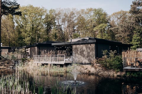 Luxury Water Lodge + hot tub (6p)