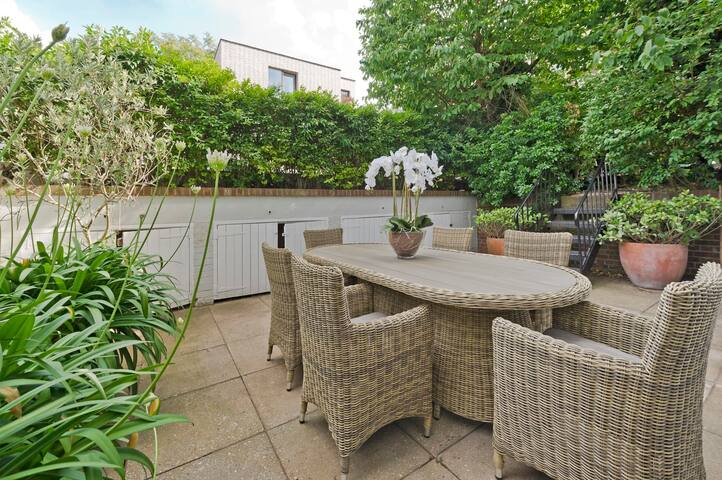 Large 2 Bedroom Kensington Garden Flat gallery image 4