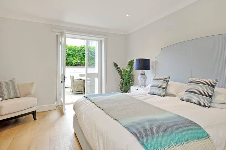 Large 2 Bedroom Kensington Garden Flat gallery image 5
