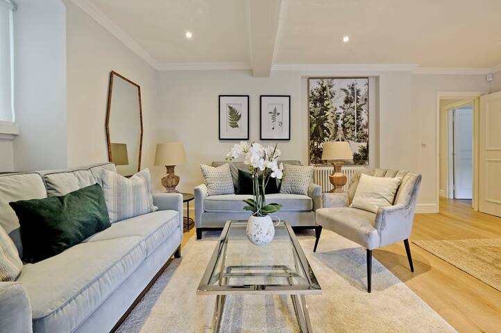 Large 2 Bedroom Kensington Garden Flat