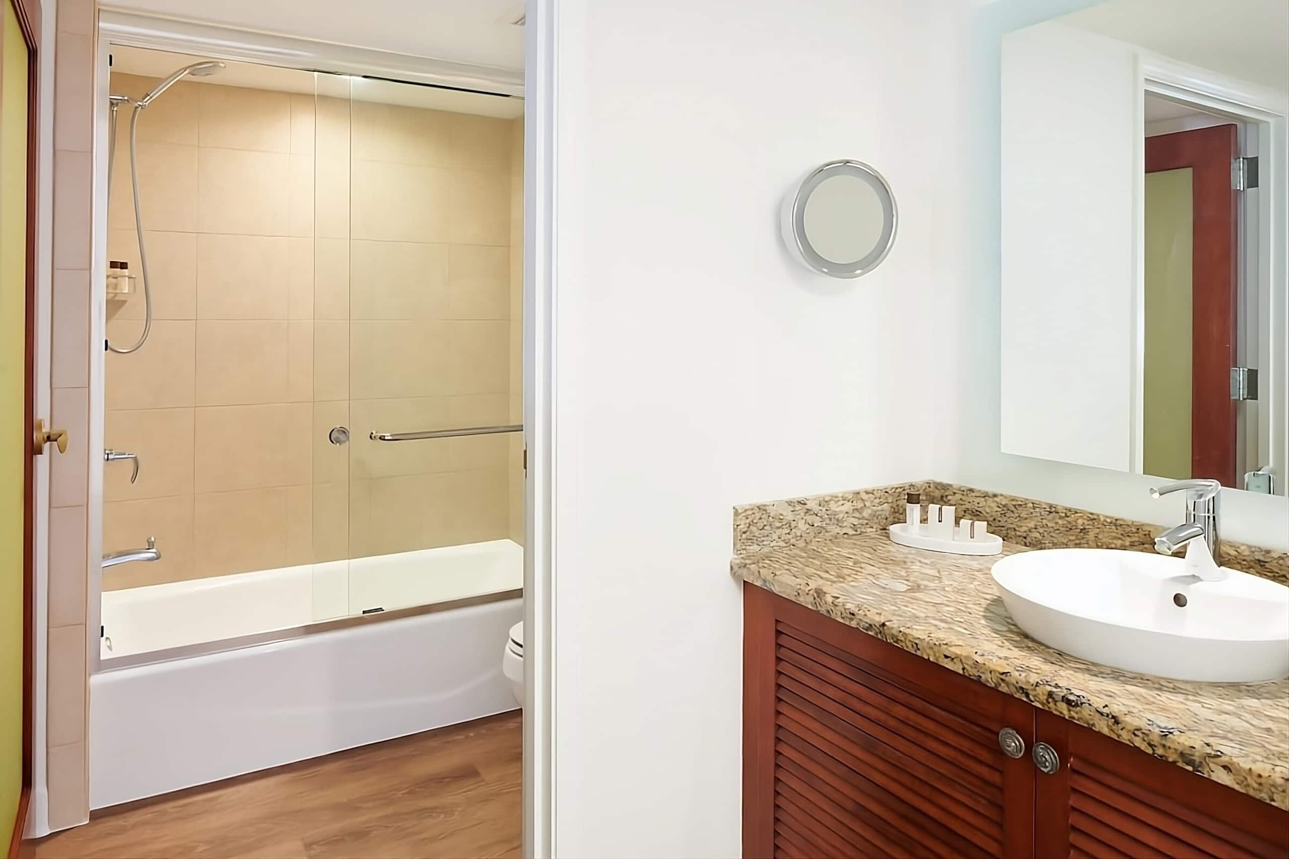 Standard 1 King Bed at Reef Waikiki Beach Resort - Image 11