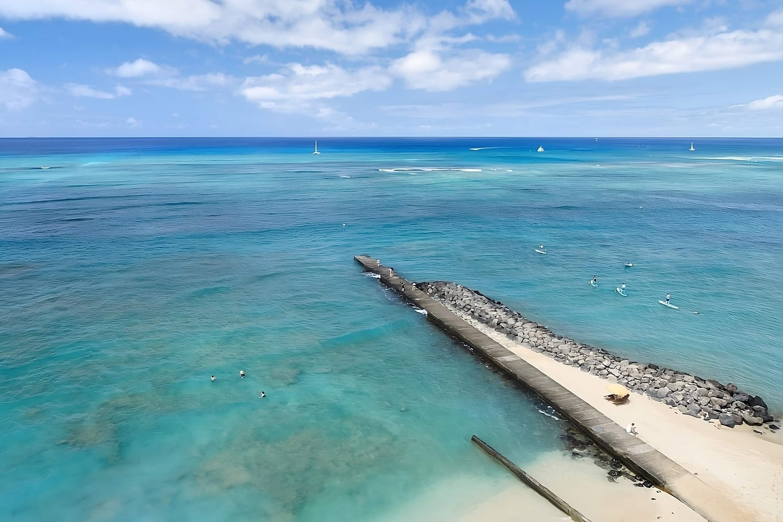 Standard 1 King Bed at Reef Waikiki Beach Resort - Image 16