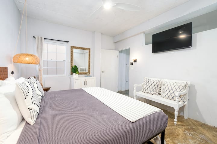 Elegantes Schlafzimmer in Rincón, Puerto Rico – minimalistisches Design, gemütliche Texturen und tropischer Charme für erholsame Kurztrips.