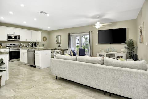 6 BEDROOMs, Walk to Beach, Game Room, Parking, AC