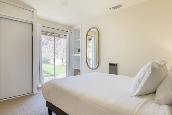 تحتوي غرفة النوم 4 على سرير بحجم كبير.