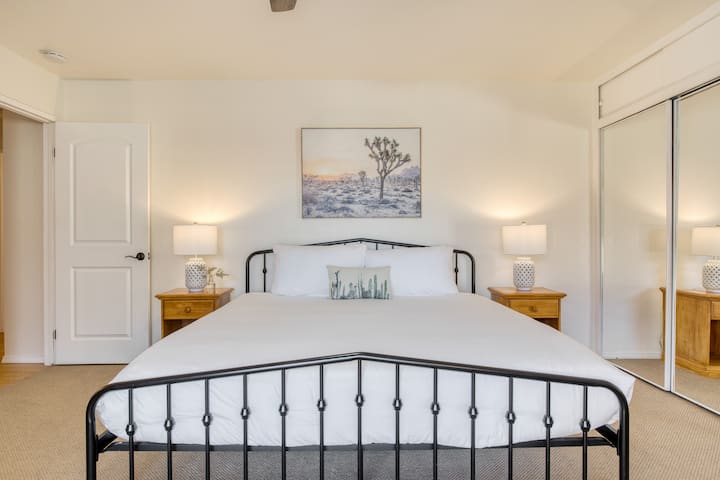 تحتوي غرفة النوم الرئيسية على سرير بمقاس كبير.