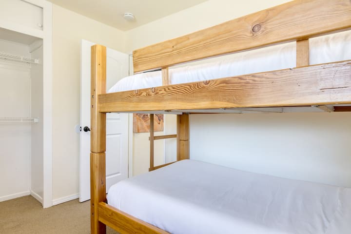 تحتوي غرفة النوم 5 على سرير بطابقين.