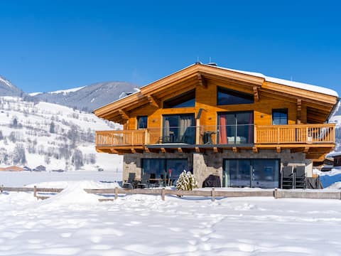 Luxury lodge with private terrace, garden & saun