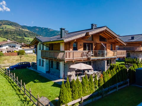 Luxury lodge with private terrace, garden & saun