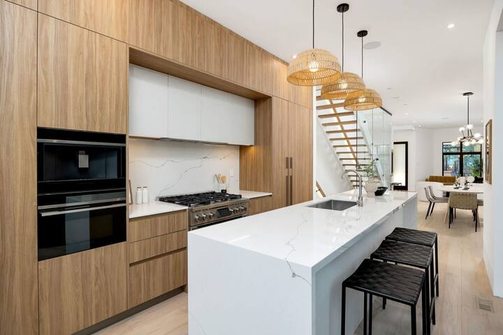 Custom Built Designer Home – 4BR Downtown Toronto! gallery image 2