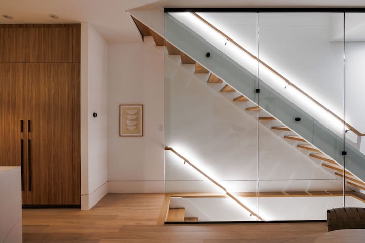 Custom Built Designer Home – 4BR Downtown Toronto! gallery image 3