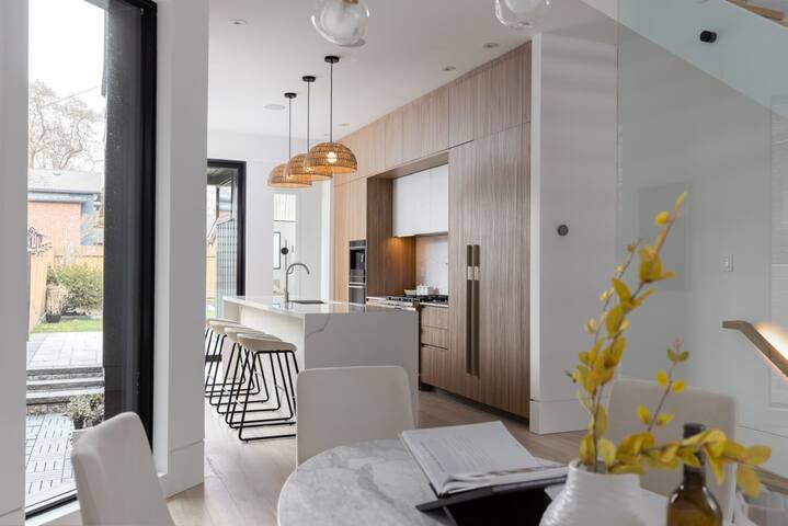 Custom Built Designer Home – 4BR Downtown Toronto! gallery image 5