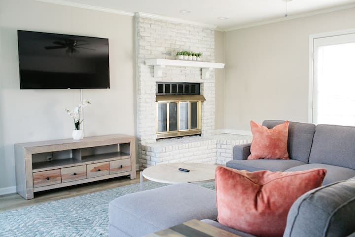 Cozy & Bright 3br Home | East Montgomery - Montgomery Zoo & Mann Wildlife Learning Museum, AL