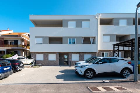 Popular Airbnb listing: Apartment Mia ( 88801-A1 ) in Brodarica