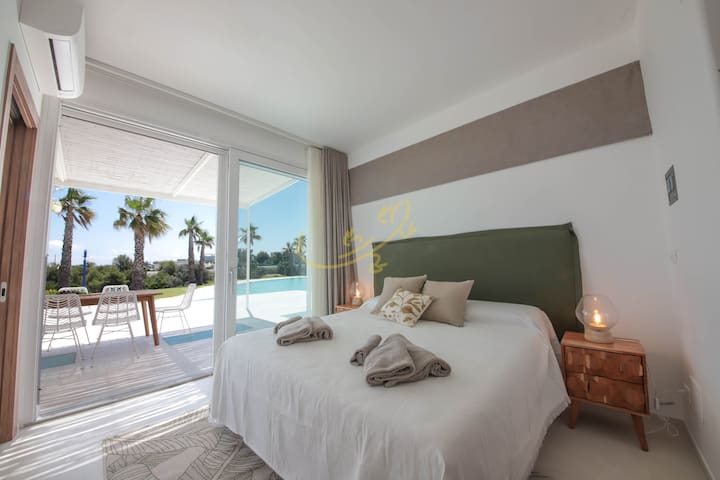 TD Villa Maestrale Luxury Pool & Sea View gallery image 3