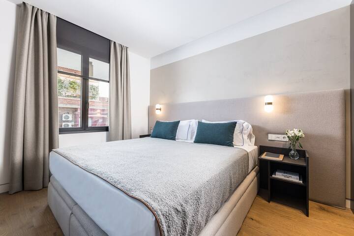 Ha un letto king-size (1,80m x 2,00m), comodini e un armadio a muro.

Ha un letto king-size (1,80m x 2,00m), comodini e un armadio a muro