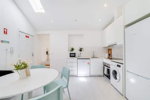 Top Airbnb: Riverside Charm 3BR Apartment w/Private Terrace em Alcântara