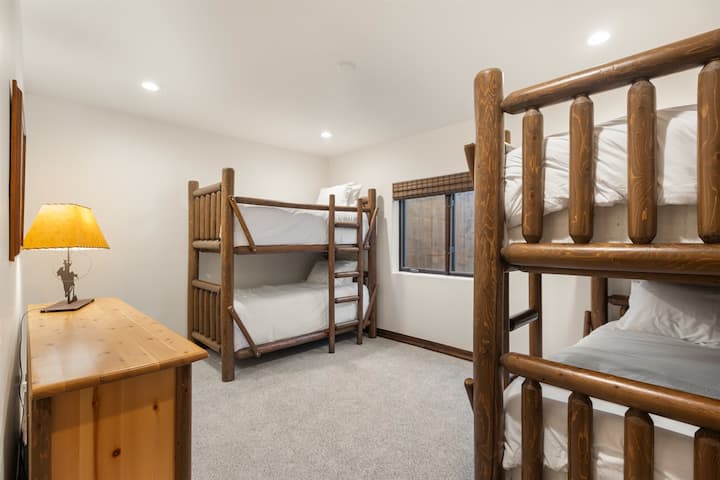 Chambre superposée au sous-sol pouvant accueillir 4 enfants