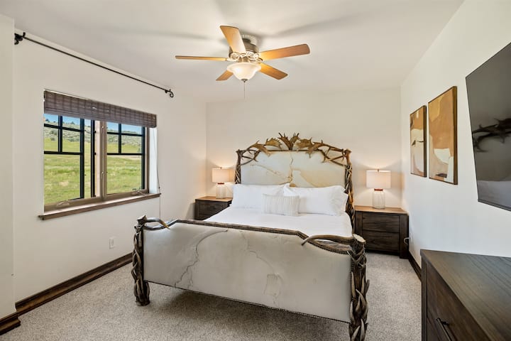 Chambre king size à l'étage (ce lit était à l'origine Cher 's et fait à la main à Redstone !)
