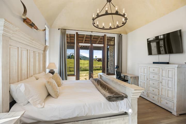 Salle de bain principale au rez-de-chaussée avec lit King Size et un porche privé ouvrant sur le magnifique mont Sopris.
