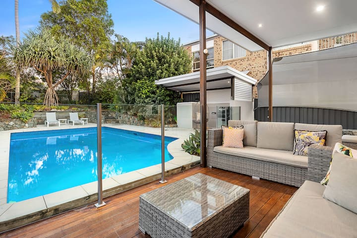 Alex Poolside Luxury: Pet friendly + Walk to beach