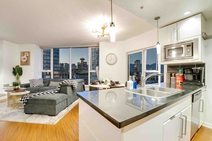 Family-Friendly Condo near Rogers Arena | Parking