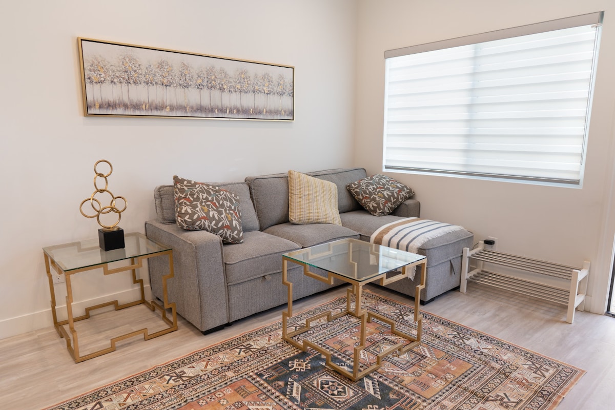 غرفة المعيشة -- عرض جولة افتراضية ثلاثية الأبعاد للعقار هنا: https://tinyurl.com/477rz42s