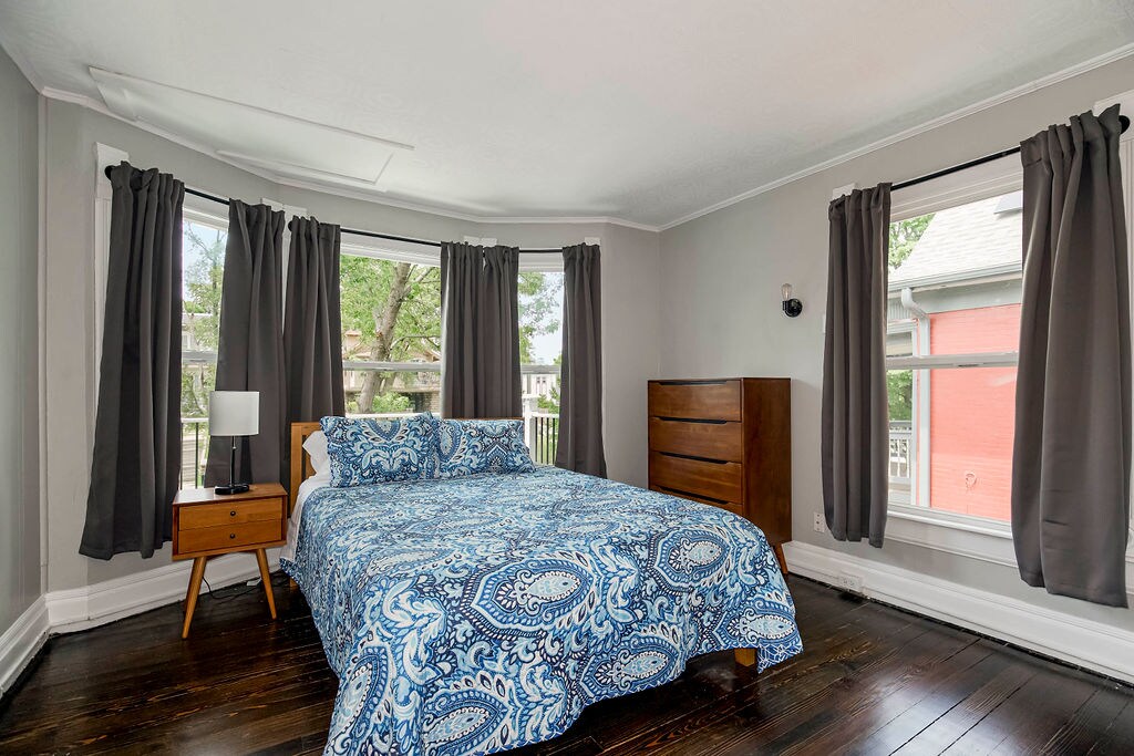 El dormitorio #1 está totalmente amueblado e incluye amplio espacio en el armario.