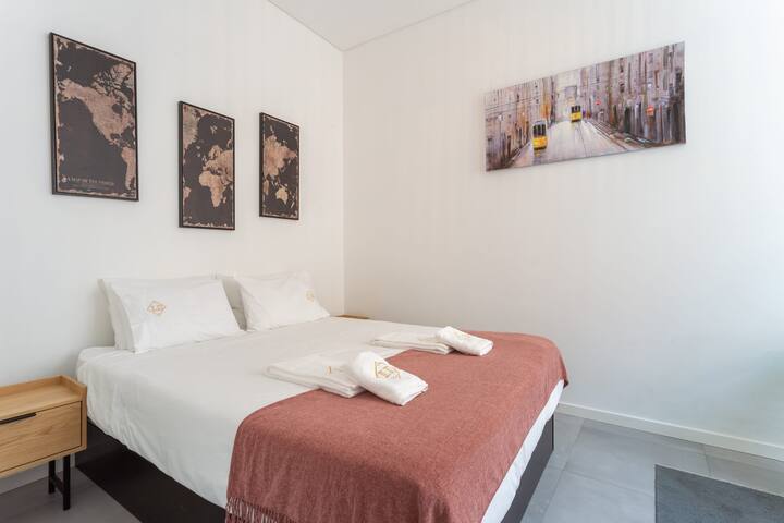 Super Central Walk Anywhere w/AC, Lift, 3BDR, 2BA gallery image 2