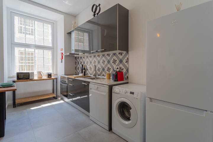 Super Central Walk Anywhere w/AC, Lift, 3BDR, 2BA gallery image 5