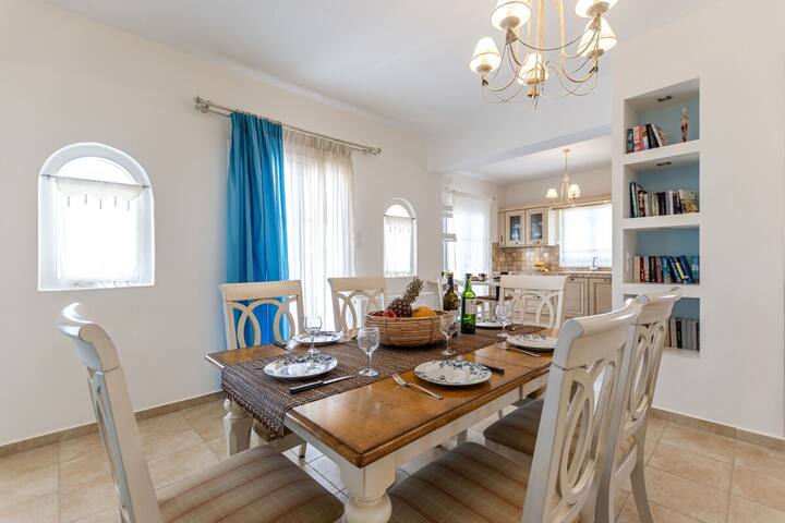 Villa Alba Spacious home by the sea gallery image 5