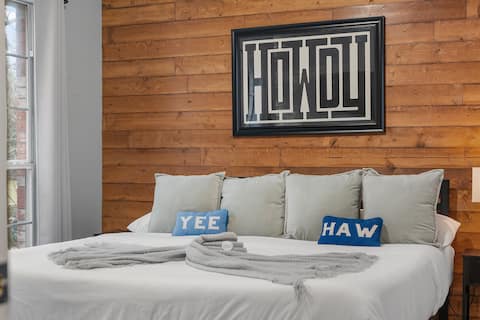 Heated Pool|Hot Tub|Sleeps 16|Putting Green!