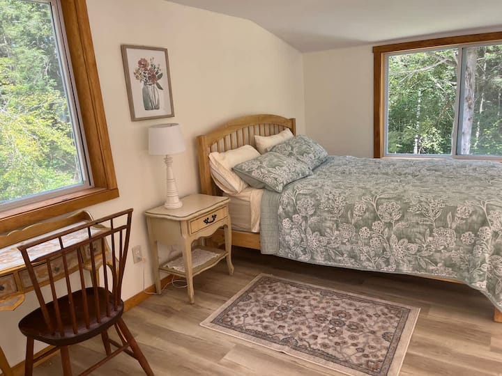 Master bedroom iko n eneo la wazi la roshani -   kumbuka kituo cha kazi cha dawati na maoni yanayojitokeza kutoka pande 3.