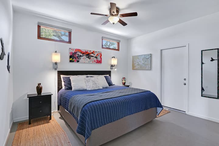 تحتوي غرفة النوم على سرير بمقاس كبير.