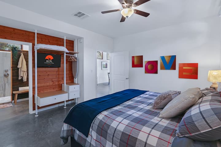 חדר שינה עם מיטת קינג סייז.