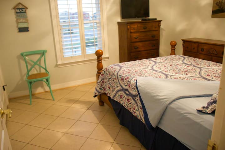 Dormitorio 3 con una cama tamaño queen, cofre, vestidor y vestidor. Este dormitorio tiene una hermosa vista a la playa