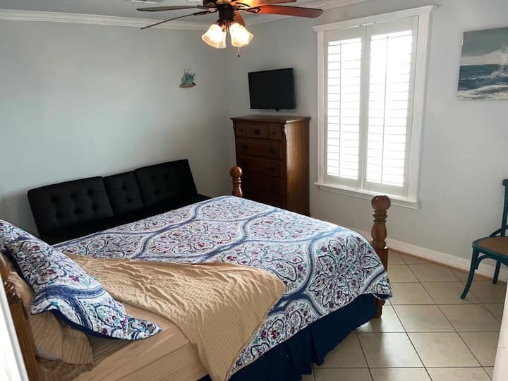 Dormitorio 2 con una cama queen y futón de matrimonio. Cofre y vestidor para guardar la ropa. Esta habitación tiene una hermosa vista a la playa.