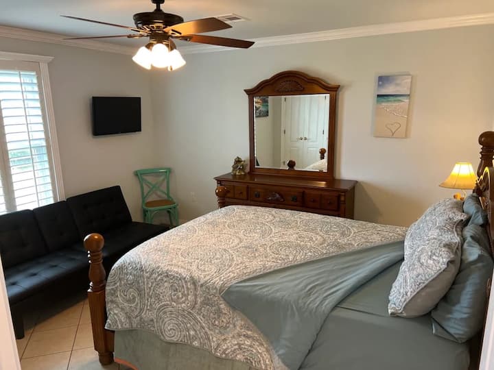 Dormitorio 1 con cama tamaño queen y futón de tamaño completo. Acceso al baño 1. Vestidor y vestidor para guardar la ropa. Este dormitorio tiene una hermosa vista del pantano.