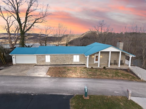 Cumberland Canvas | Lake Views | Pool Table | 4 BR