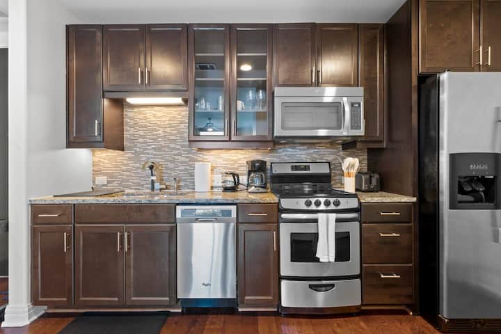 Downtown | Luxury Studio Apt. | Pool | Gym | Great - Austin, TX