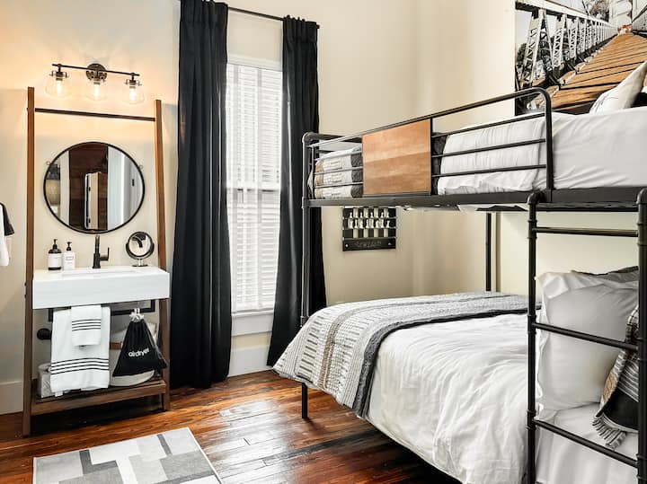 וממש ליד פינת האוכל נמצאת המלכה המובהקת מעל חדר המיטות קווין...