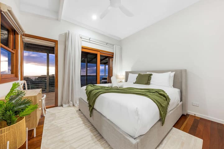 Relájate con comodidad y estilo en este acogedor dormitorio, que ofrece vistas tranquilas y un ambiente sereno para garantizar una estancia reparadora.