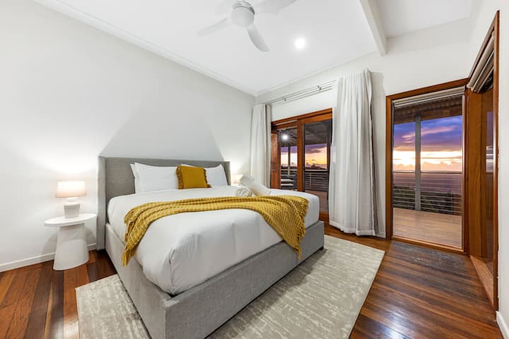 Acurrúcate junto al calor de la estufa de leña, el rincón perfecto para noches acogedoras y relajación tranquila.