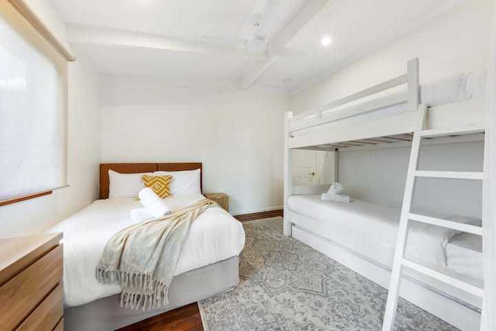 Perfecta para familias o amigos, esta acogedora habitación ofrece tanto una cómoda cama doble como una divertida litera para que todos disfruten.